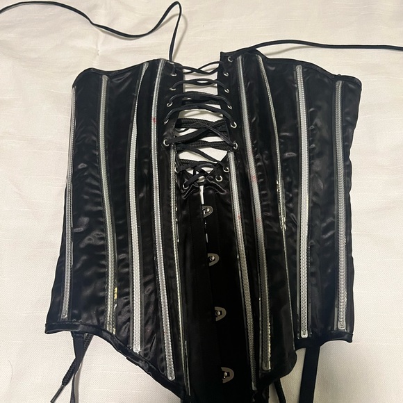 Corset - Picture 3 of 5